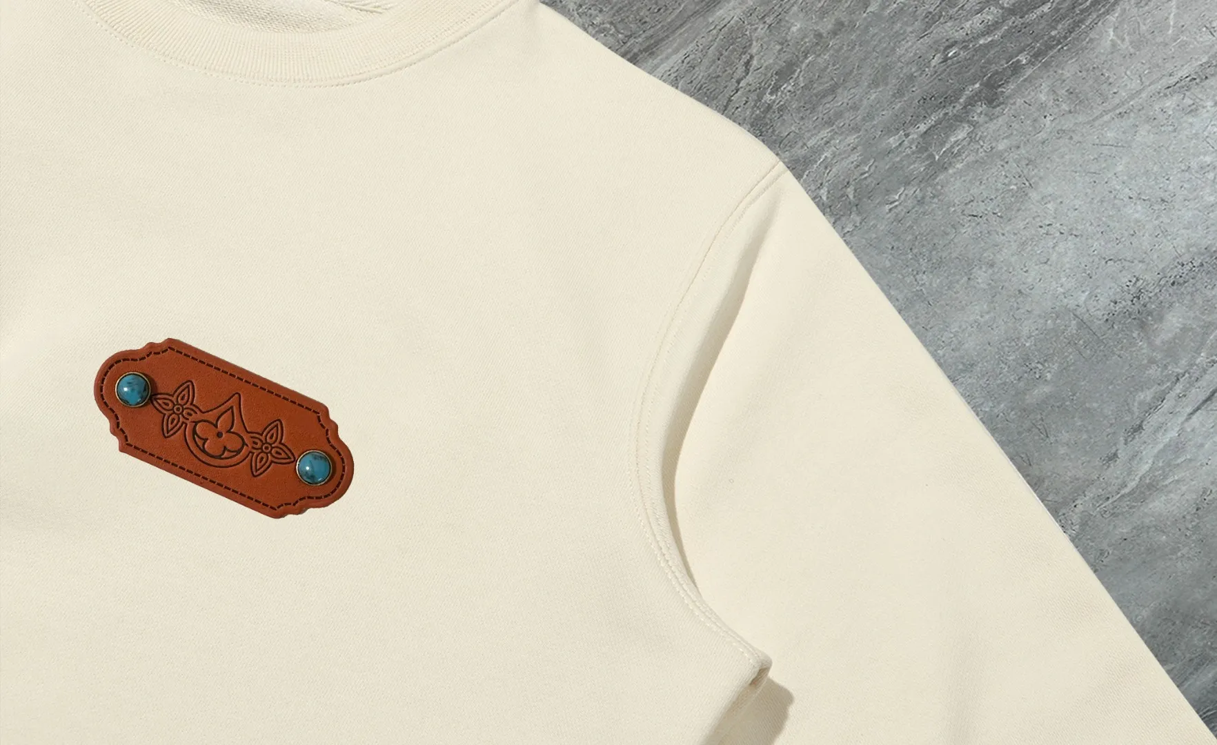 🅿️250 hot style on the shelves🔥❗ 💫〖Louis Vuitton LV〗 Fashionable round neck sweatshirt, casually matched with various styles, it is perfectly handsome😎The whole dress is made of double waistcoats, which makes the whole dress more three-dimensional. Not ordinary factories can do such fine work. The 2025 spring style counters are on sale, exquisite round neck terry sweatshirt, high-end double-strand pure cotton Customized drawstring ribs are dyed in the same vat and are complete with three standards. The chest craftsmanship adopts a simple and elegant pattern on the chest, which is easy to control for any age group! Fit and comfortable! Customized thickened 440g terry sweatshirt fabric, soft and comfortable to the touch, with a three-dimensional shape! 🙌🏻 It’s also very breathable, so it’s a versatile style that can be worn with any outfit! ✔Color: Black White Apricot Size: S M L XL 2XL